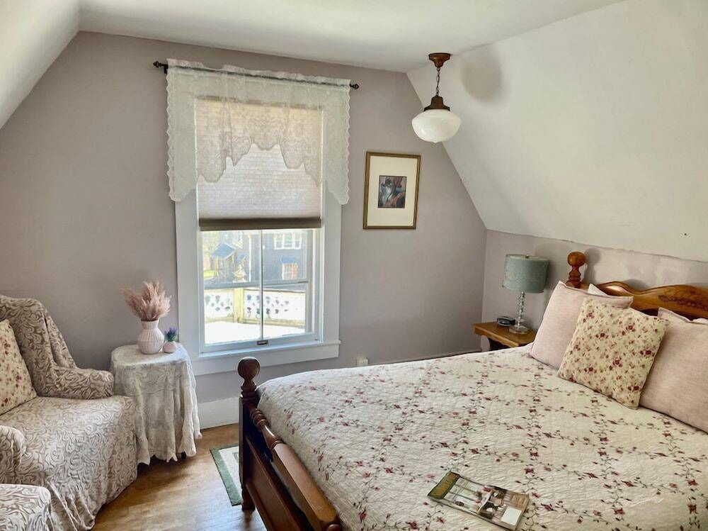 Classic Single Room, 1 Queen Bed, Shared Bathroom, Courtyard View (Thomas Edison Room) photo 1