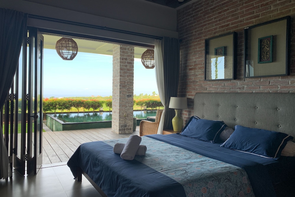 5 Bedroom Villa photo 1