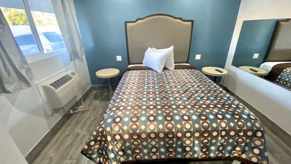 Room, 1 Queen Bed, Non Smoking - Photo 4