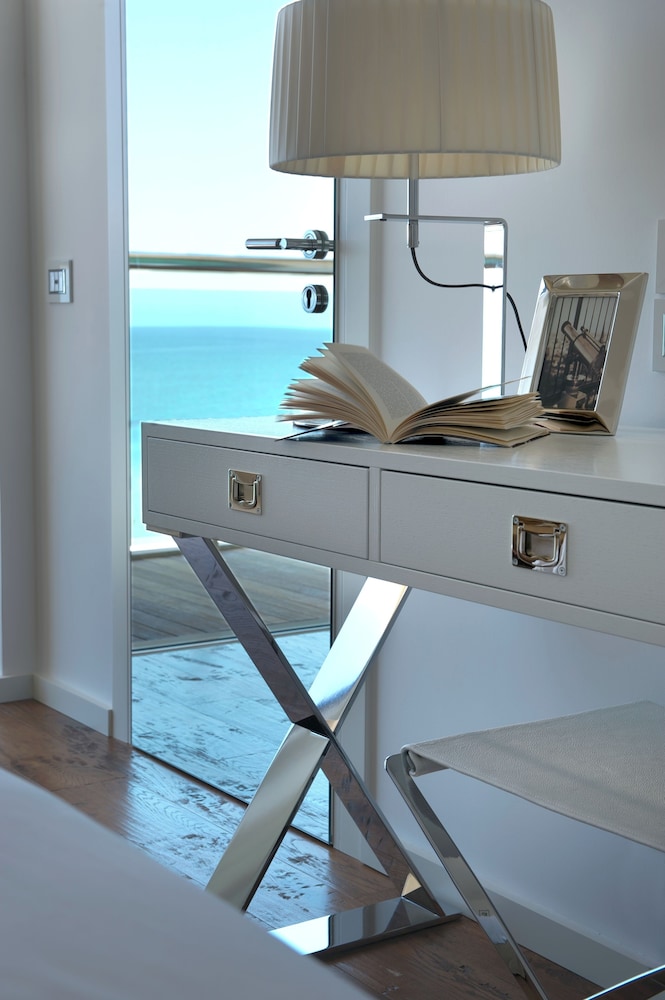Deluxe Double or Twin Room, Non Smoking, City View, beach facilities included - Photo 2