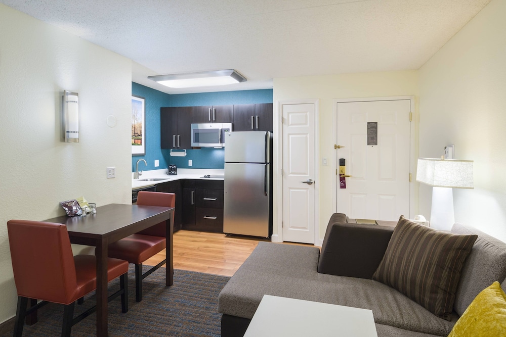 Suite, 2 Bedrooms, Fireplace, Corner - Photo 1