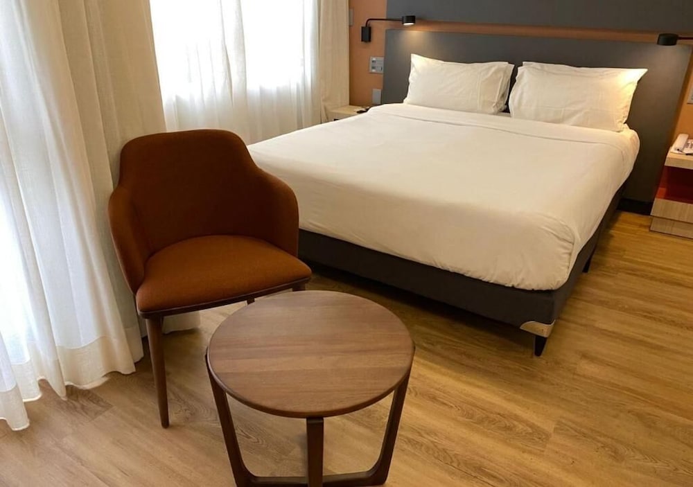 Luxury Room, 1 Queen Bed, Mobility Accessible - Photo 2