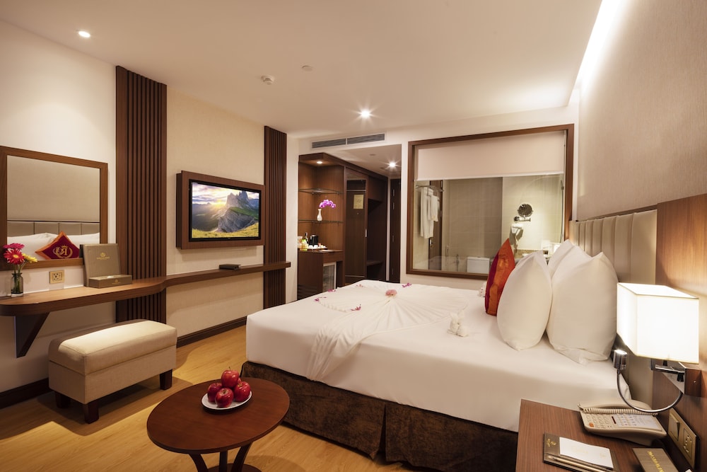 Grand Deluxe Balcony Partial Sea View - Photo 6