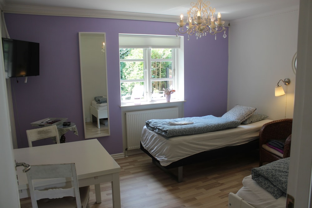 Standard Twin Room, 2 Twin Beds, Shared Bathroom, Ground Floor photo 1