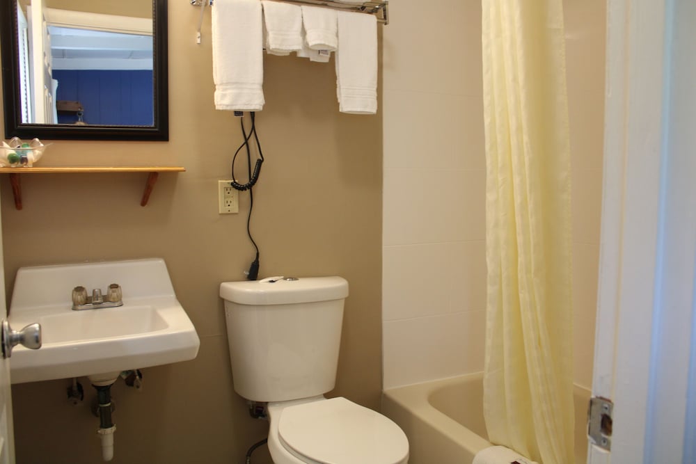 Room, 1 Queen Bed, Non Smoking, Refrigerator & Microwave - Photo 2