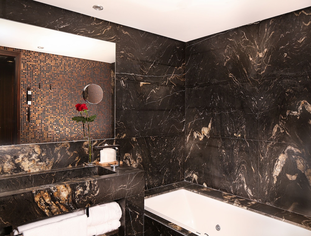 Junior Suite, Non Smoking thumbnail 6
