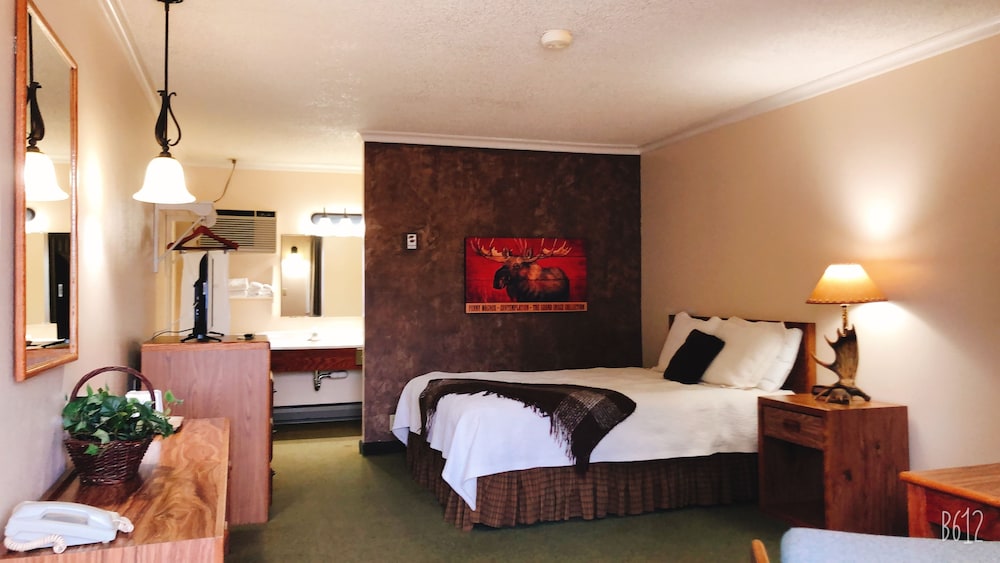 Classic Room, 1 Queen Bed, Non Smoking, Refrigerator & Microwave photo 1