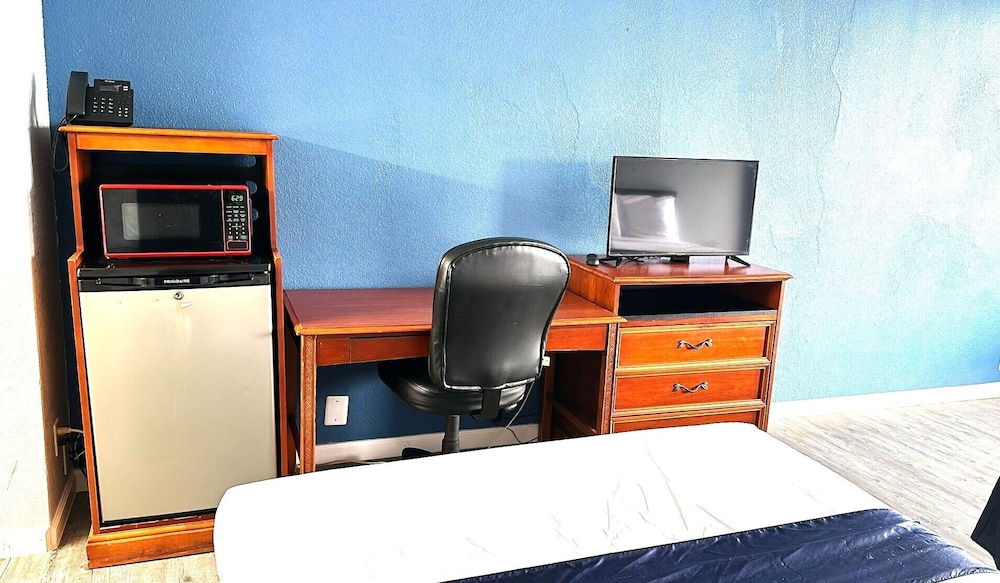 Room, 1 King Bed, Smoking - Photo 2