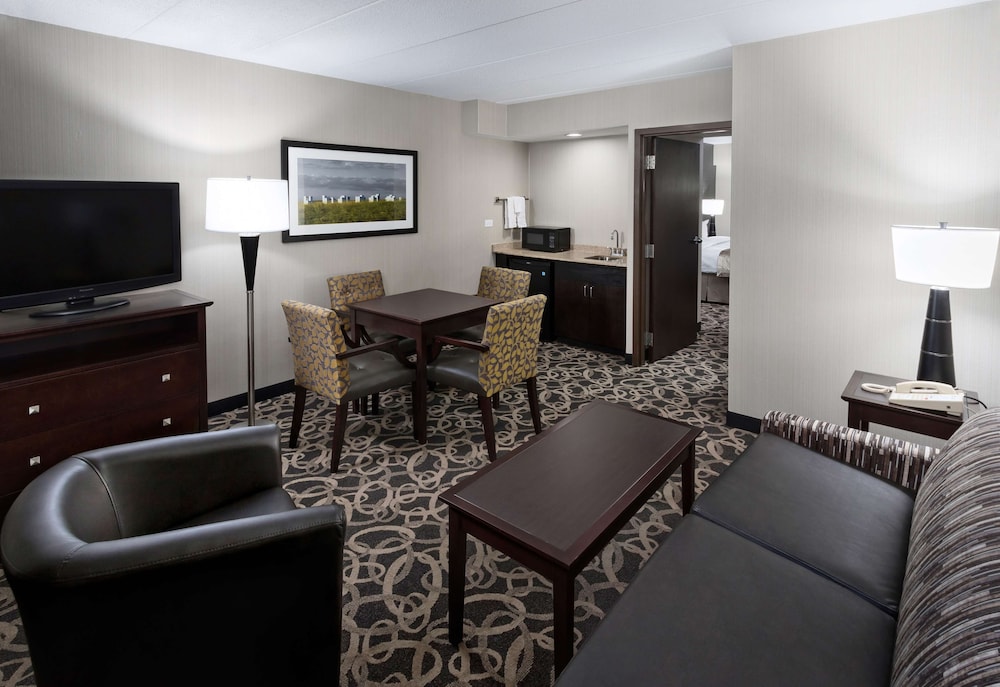 Suite, 1 King Bed, Non Smoking, Refrigerator & Microwave - Photo 1