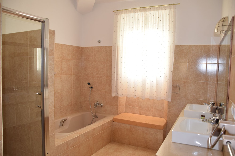 Deluxe Twin Room, Private Bathroom, Courtyard View, photo 6