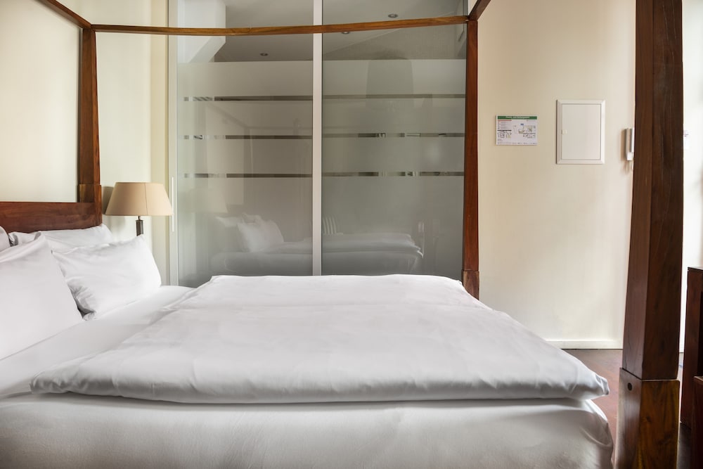Medium Room photo 2