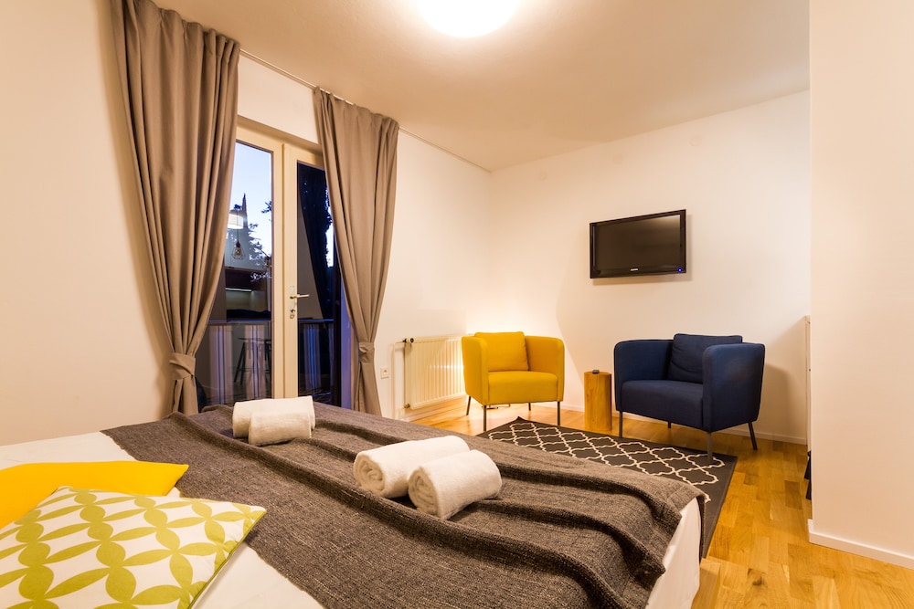 Design Apartment, 1 King Bed, Kitchenette, Garden View
