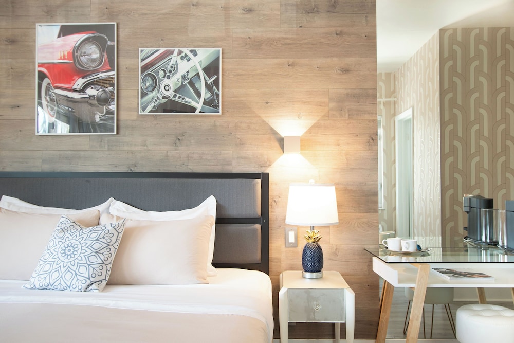 Premium Single Room, 1 King Bed - Photo 7