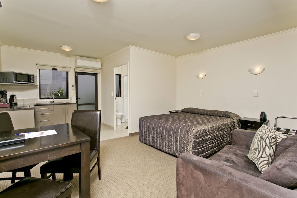 Family Suite, 1 Bedroom, Kitchen, Courtyard Area photo 1
