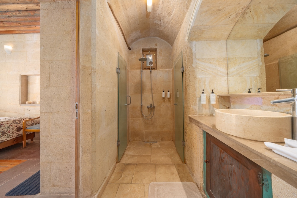 Room with Balcony - Photo 9