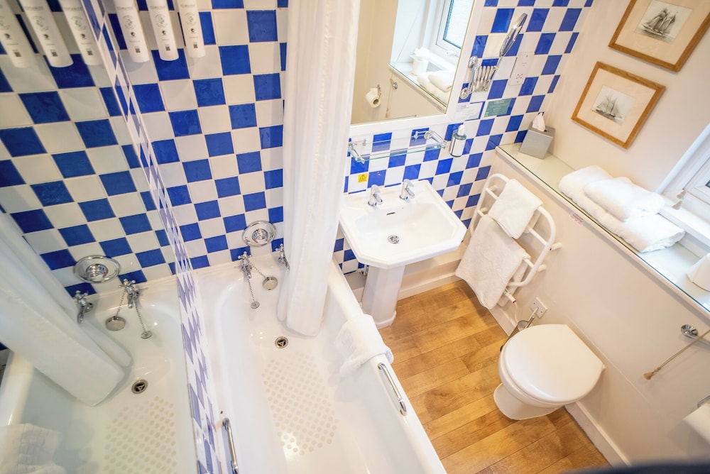 Standard Double Room, Ensuite - Photo 7