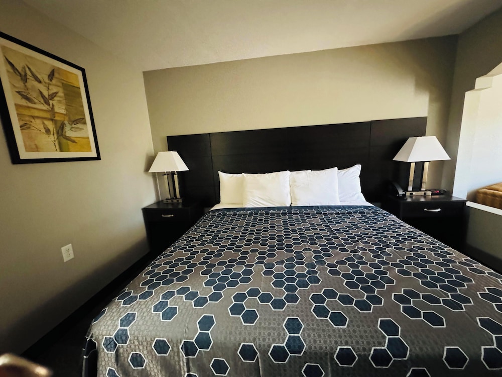 Standard Room, 1 King Bed, Non Smoking - Photo 2