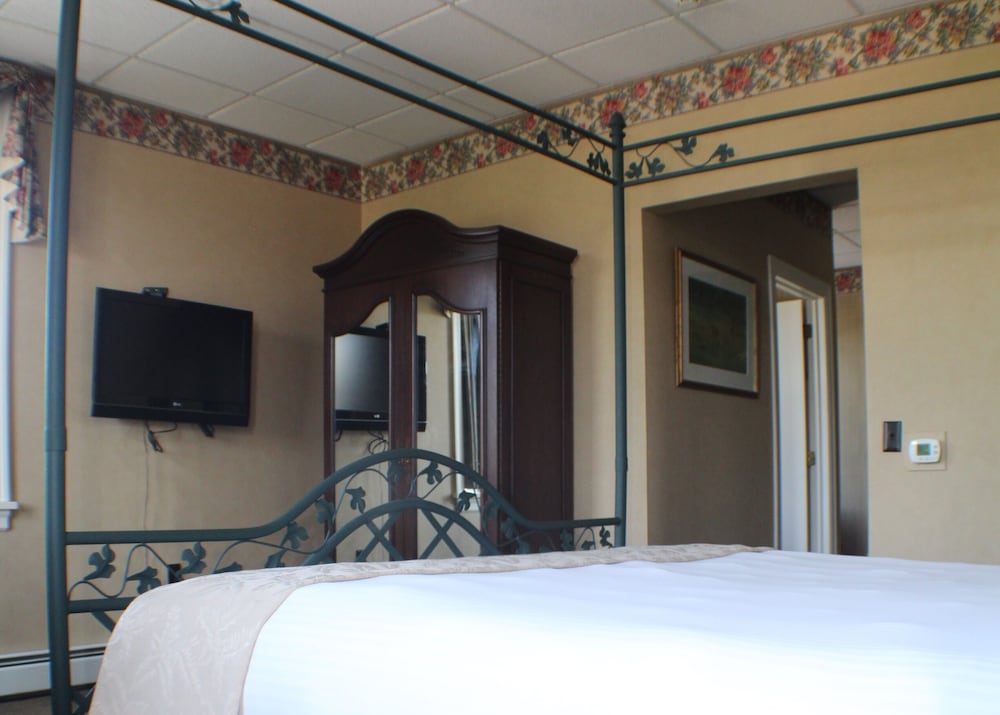 Premier Double Room Single Use, 1 King Bed photo 3