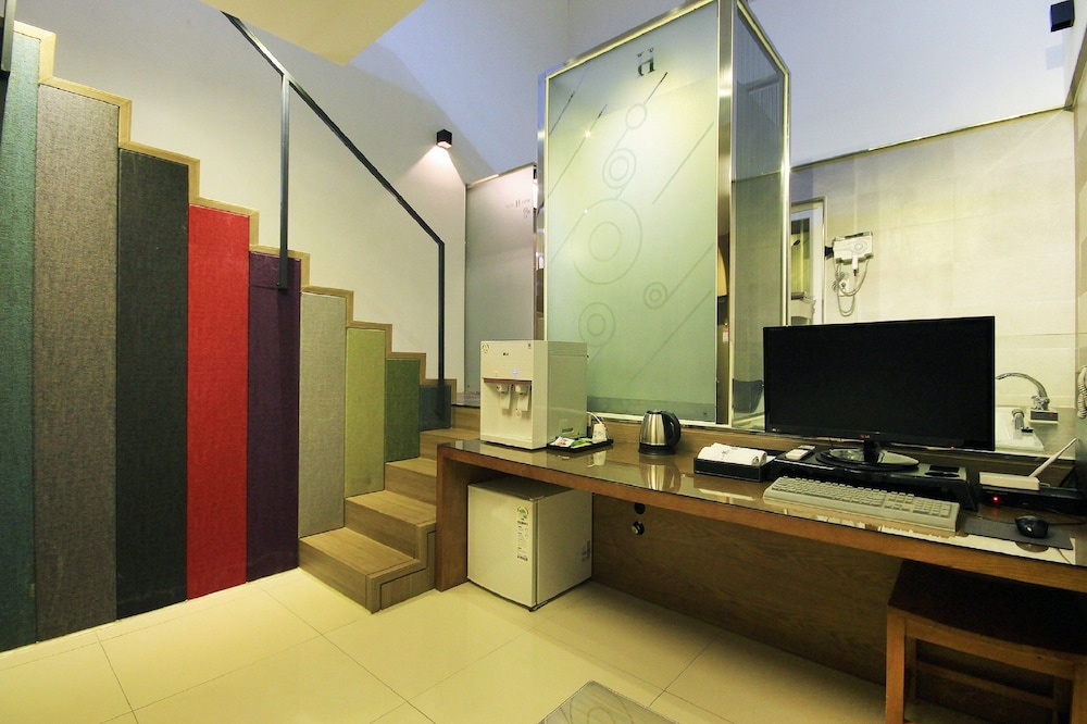Theme Room - CAR, Styler in room, Smoking/Non smoking will be assigned upon check-in photo 2