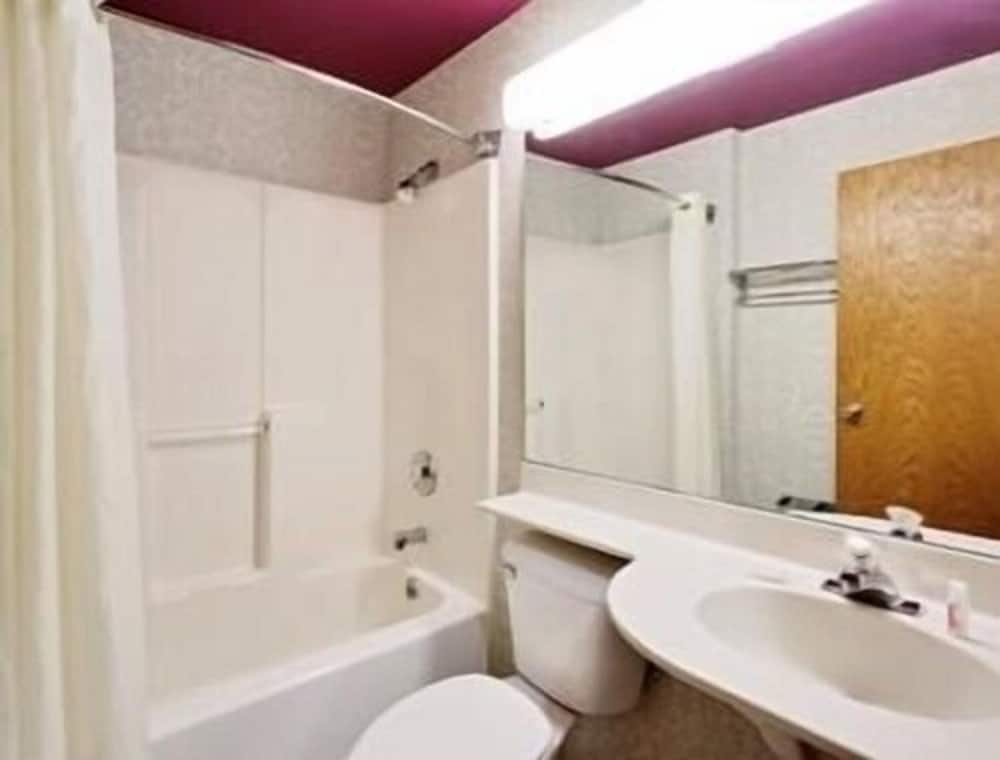 Room, 2 Queen Beds, Non Smoking (Pet Friendly) - Photo 2