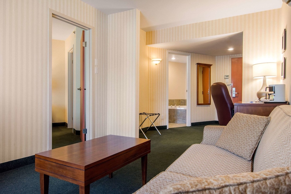 Suite, 1 Queen Bed with Sofa bed, Non Smoking - Photo 3
