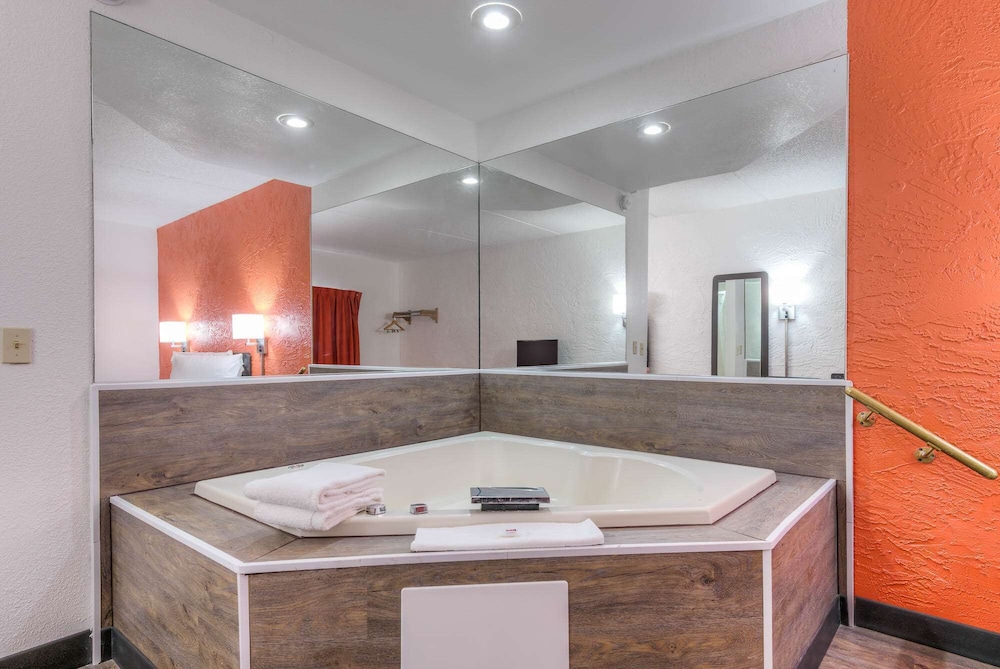 Deluxe Suite, 1 Queen Bed, Non Smoking, Hot Tub photo 3