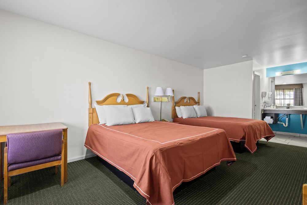 Room, 2 Queen Beds, Smoking