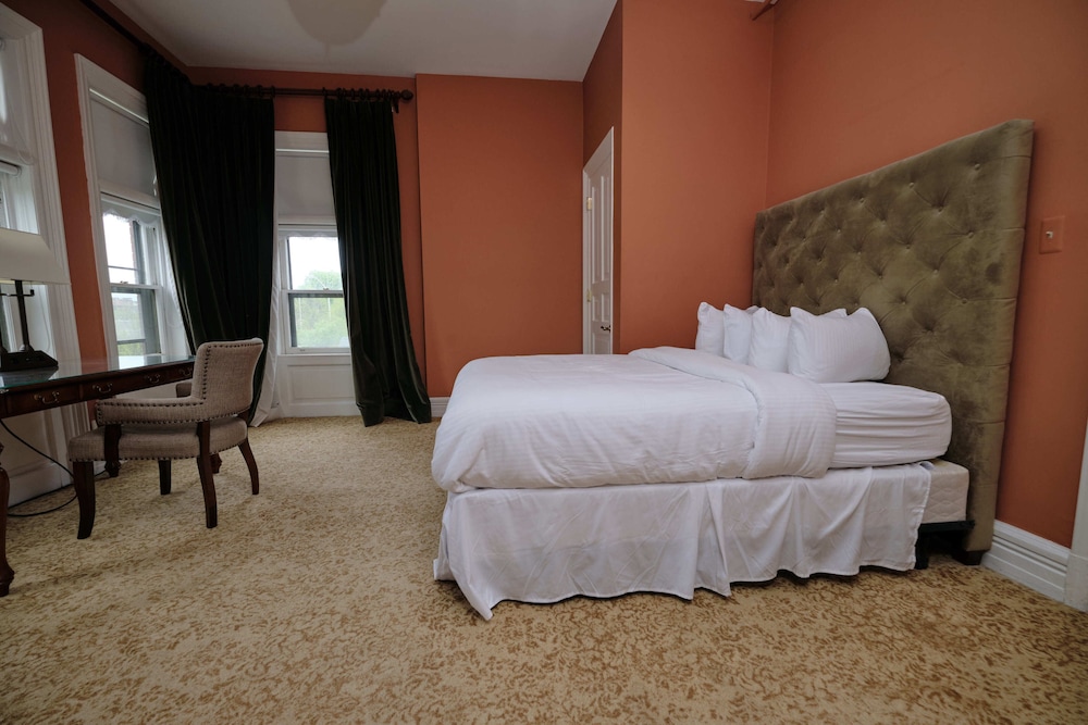 Two Queen Suite - Photo 13