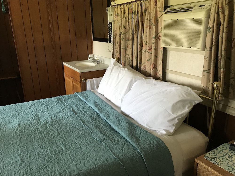 Standard Room, 1 Queen Bed, Partial Lake View photo 3