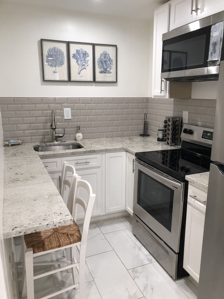 Studio suite, beach themed, Queen size bed, full kitchen private entrance, garden view photo 3