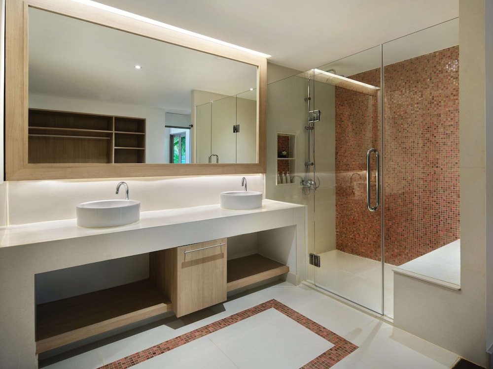 Seaview Hillside Suite thumbnail 6
