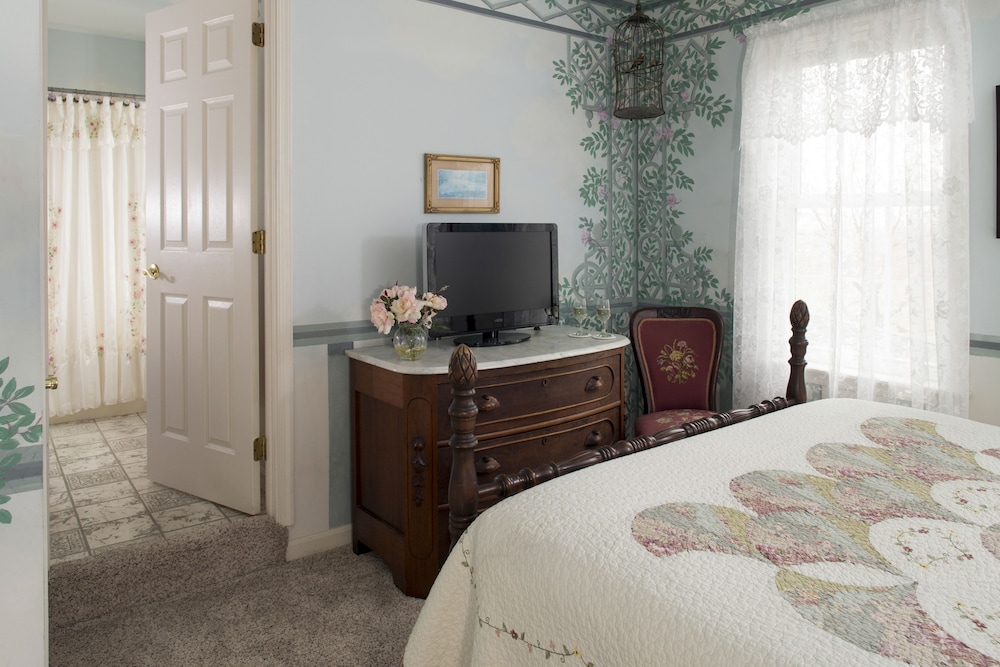 Room, Private Bathroom (Serendipity)
