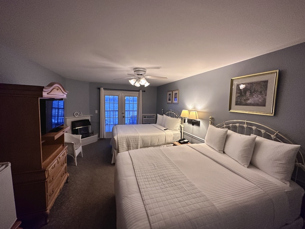 Standard Room, 2 Queen Beds, Lakeside