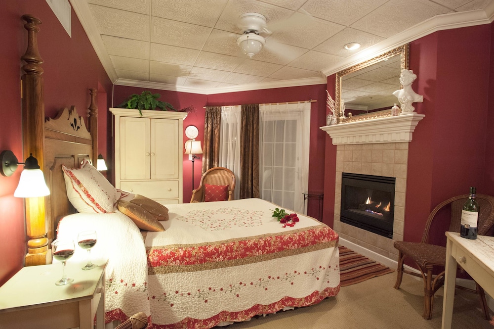 Victorian Rose / Hot Tub / Fireplace photo 1