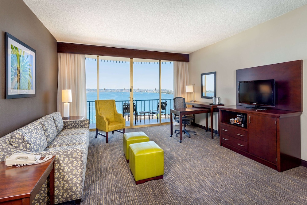 Premium Suite, 1 King Bed, Non Smoking, Bay View (Parlor) - Photo 2