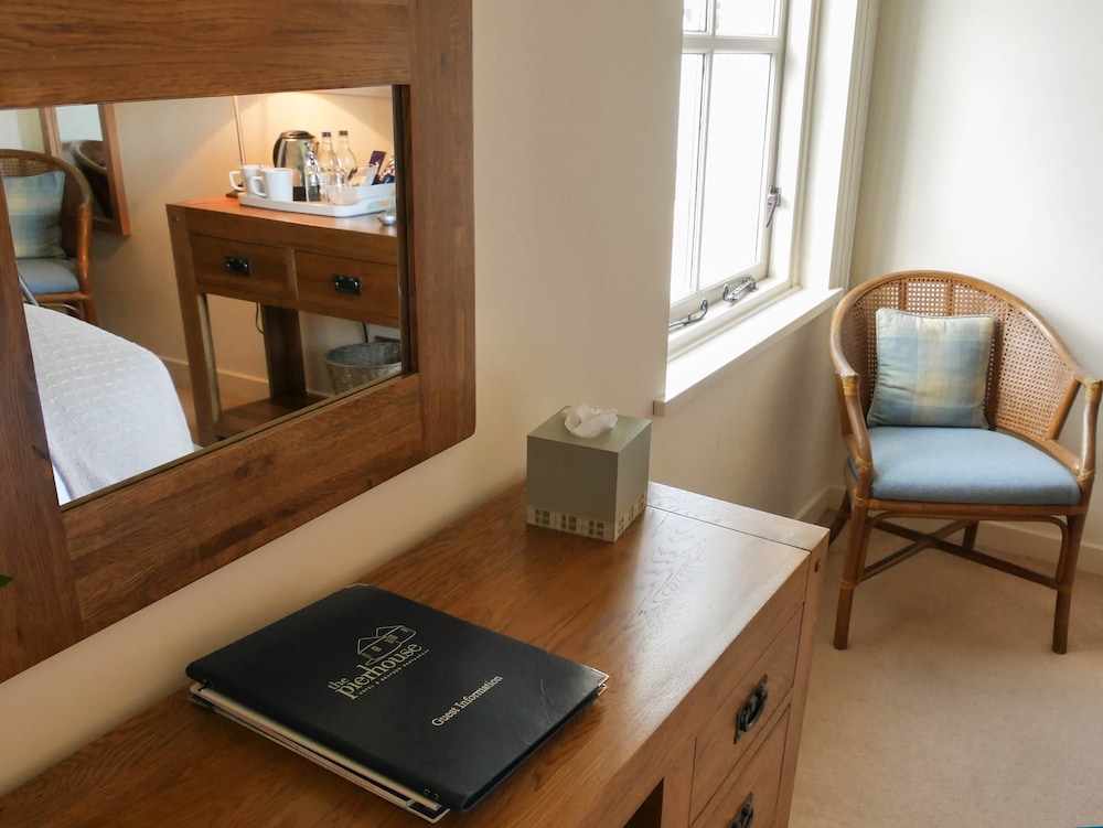 Twin Room, 2 Twin Beds, Ensuite, Lake View photo 2