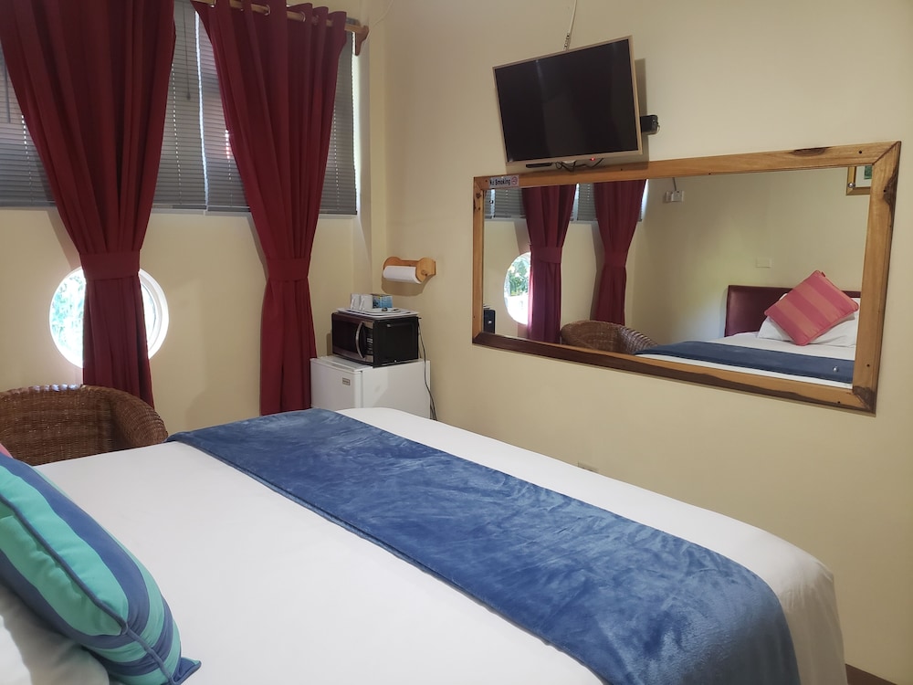 King Two Bedroom Suite (1 King + 2 Single Beds) photo 1