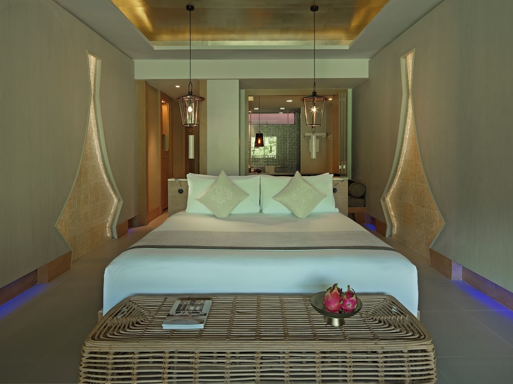 Premier Room, 1 King Bed - Photo 7