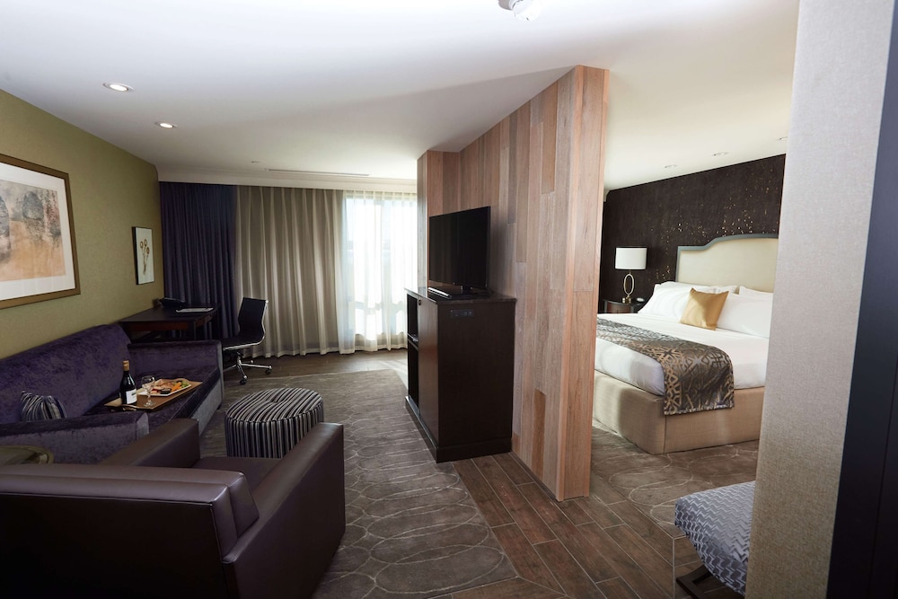 Executive Suite, 1 King Bed, Non Smoking (with Sofabed) - Photo 4