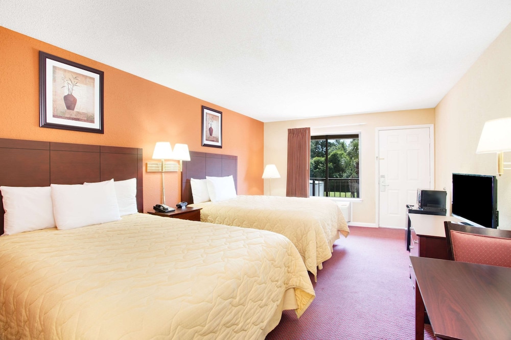 Standard Room, 2 Queen Beds, Smoking - Photo 1