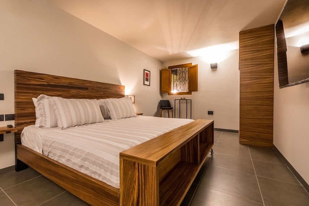 Deluxe Studio, 1 King Bed, Bathtub photo 1