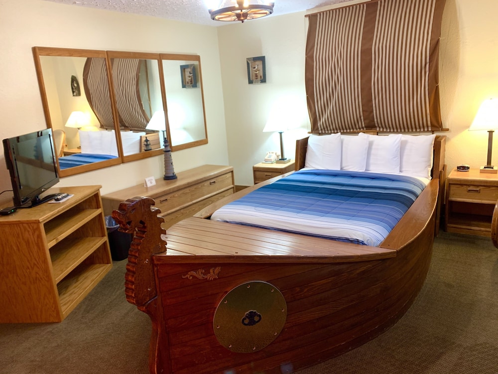 Float Room, 1 Queen Bed (Downstairs)