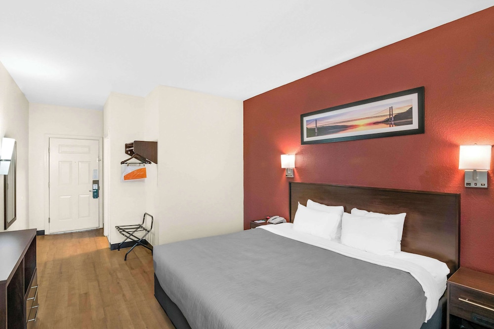 Standard Room, 1 King Bed, Non Smoking - Photo 4