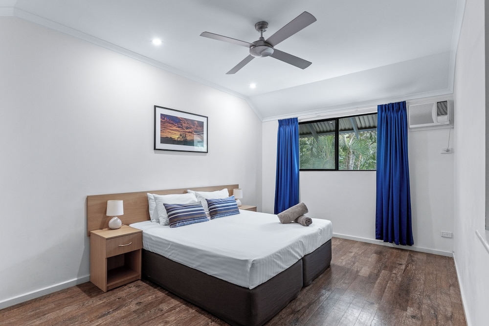 Standard Apartment, 3 Bedrooms, Garden View photo 2