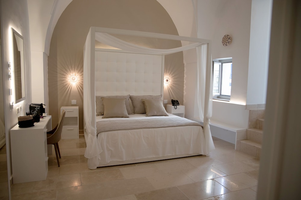 Comfort Suite, 1 Queen Bed with Sofa bed, Mezzanine photo 2