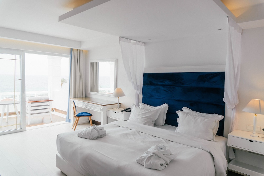 Superior Room with Sea View - Photo 4