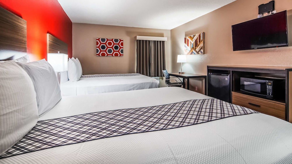 Standard Room, Multiple Beds, Non Smoking, Refrigerator & Microwave (with Sofabed) - Photo 2