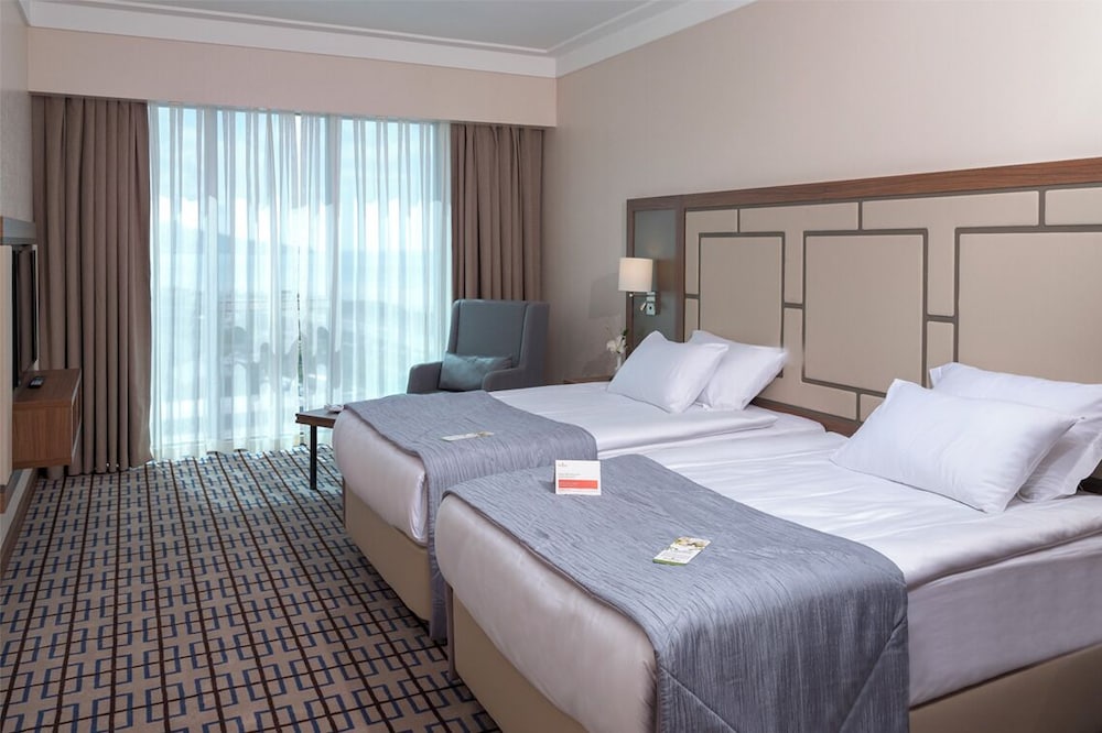 Room, 2 Twin Beds, City View