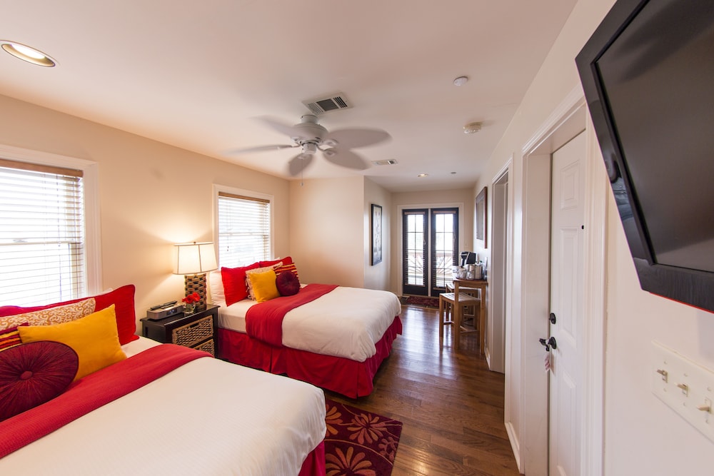 Deluxe Room, 2 Double Beds (Loretta)