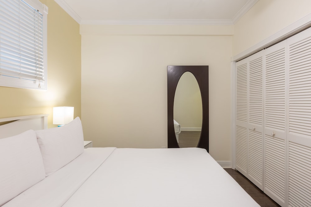 Southernmost King Suite (Accessible)